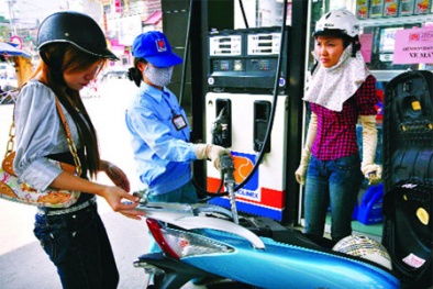 Giá xăng giảm tiếp gần 600 đồng mỗi lít